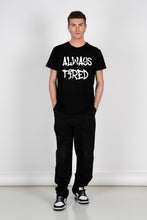 Carica l&#39;immagine nel visualizzatore di Gallery, T-SHIRT NERA ALWAYS TIRED (REGULAR)
